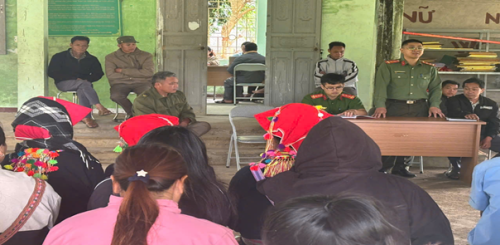 Công an xã Mường Than đẩy mạnh tuyên truyền nhân dân giao nộp vũ khí, vật liệu nổ, công cụ hỗ trợ.