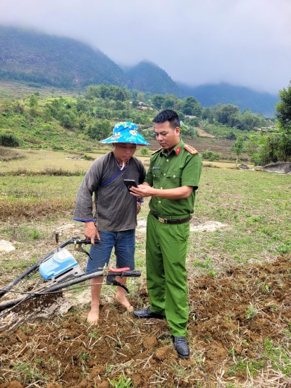 Công an xã Mường Kim xuyên ngày đêm xuống tận thôn bản, nương đồng hỗ trợ người dân kích hoạt định danh điện tử.