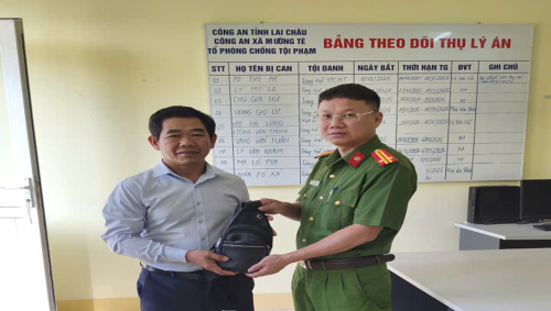 Công an xã Mường Tè trao trả tài sản nhặt được cho người dân đánh rơi
