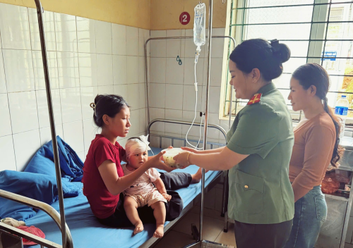 Đoàn Thanh niên, Chi hội Phụ nữ Công an xã Bum Tở trao tặng phở miễn phí cho bệnh nhân có hoàn cảnh khó khăn.