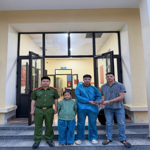 Anh Lò Văn Thuyên giao nộp ví tiền nhặt được, Công an xã Khoen On nhanh chóng trả lại người mất