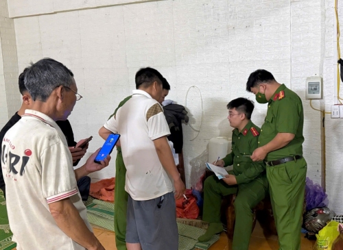 Công an xã Bum Tở tăng cường kiểm tra cư trú tại khu dân cư, chủ động bảo đảm an ninh, trật tự trên địa bàn