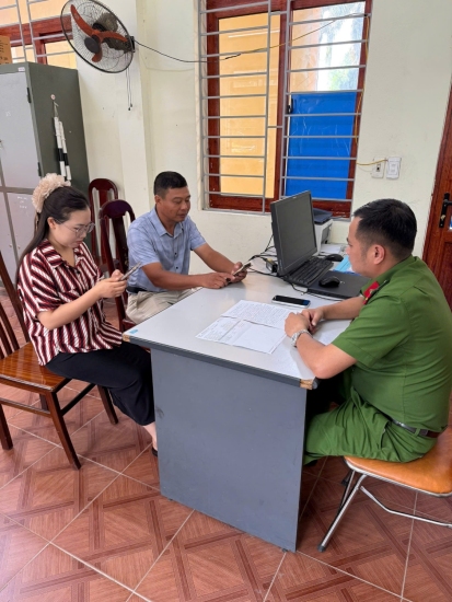 Công an xã Bình Lư kịp thời xác minh, hỗ trợ người dân nhận lại tiền do chuyển khoản nhầm