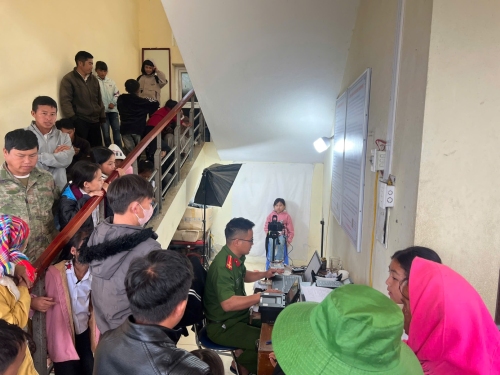 Cán bộ Công an xã làm căn cước công dân và định danh điện tử cho trẻ em dịp lễ 30/4-01/5/2026