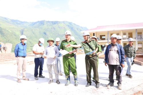 Đại tá Phạm Hải Đăng - Phó Giám đốc Công an tỉnh đôn đốc công tác trồng cây xanh quanh khuôn viên trường