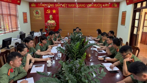 Đ/c Lò Thị Hương Thiện, Phó Chủ nhiệm UBKT Đảng ủy Công an tỉnh,  Trưởng Đoàn GS số 01 tham dự sinh hoạt thường kỳ tại chi bộ trực thuộc