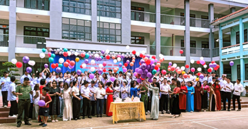 Thiếu tá Công an dành tiền khen thưởng tặng học bổng cho học sinh các dân tộc thiểu số nơi biên cương Tổ quốc