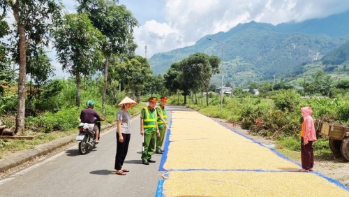 Công an xã Bình Lư tăng cường tuyên truyền, nhắc nhở người dân không phơi thóc, lúa, nông sản trên đường