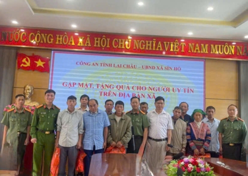 Phòng An ninh nội địa thăm hỏi, tặng quà và tranh thủ người có uy tín tại xã Sìn Hồ