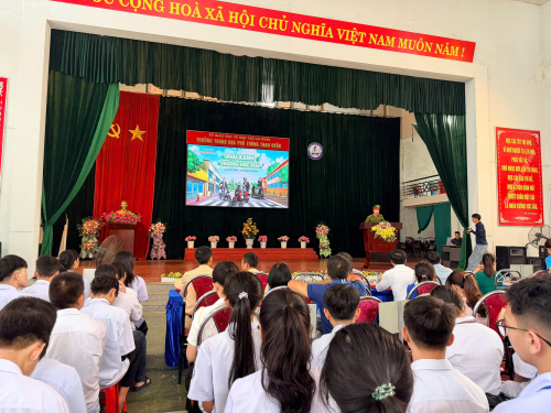 Công an xã Than Uyên đẩy mạnh tuyên truyền an toàn giao thông cho học sinh trước kỳ nghỉ hè