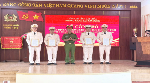 Phòng Cảnh sát cơ động: Tổ chức lễ công bố quyết định của Ban giám đốc Công an tỉnh về thăng cấp bậc hàm, nâng bậc lương năm 2026