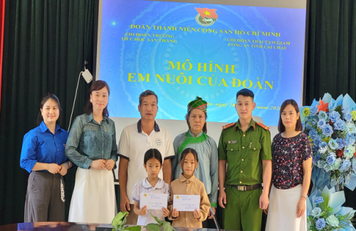 Toàn cảnh buổi trao quà cho các em nhỏ