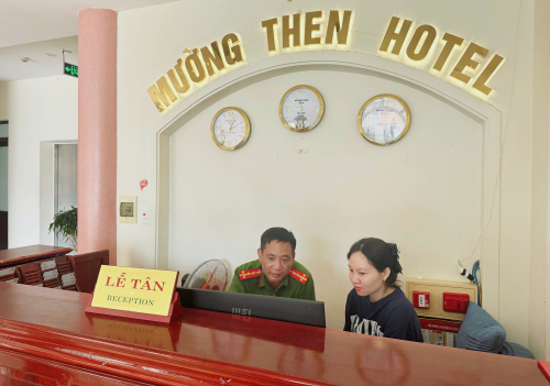 Công an xã Bum Tở hướng dẫn cơ sở lưu trú triển khai phần mềm dùng chung của Bộ Công an