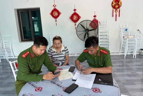 Công an xã Pa Tần: Hướng dẫn cơ sở lưu trú khai báo tạm trú, lưu trú trên ứng dụng mới