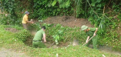 Công an xã Khoen On: Hưởng ứng phong trào thi đua “Toàn dân chung tay bảo vệ môi trường, vì một Việt Nam xanh - sạch - đẹp”.