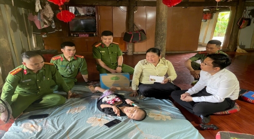 Trao quà cho trẻ em khuyết tật nhân dịp Quốc tế Thiếu nhi 01/6.