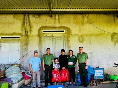 Tuổi trẻ Phòng An ninh đối ngoại và Phòng An ninh chính trị nội bộ nhận đỡ đầu 02 em nhỏ có hoàn cảnh đặc biệt khó khăn theo mô hình “Em nuôi của Đoàn”