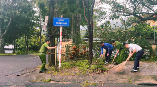CBCS tham gia dọn dẹp vệ sinh sau Lễ phát động.