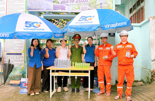 Đoàn viên thanh niên, cán bộ, chiến sĩ Công an xã Bum Tở tham gia hỗ trợ, tiếp sức và bảo đảm an ninh, an toàn tại điểm thi Kỳ thi tốt nghiệp THPT năm 2026.
