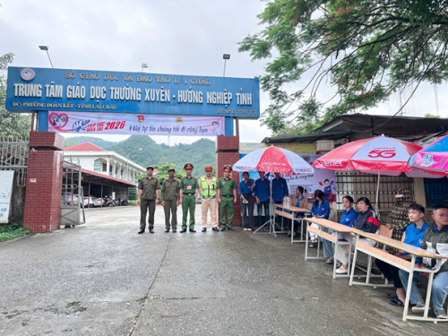 Công an phường Đoàn Kết góp phần vào thành công của Kỳ thi tốt nghiệp THPT năm 2026