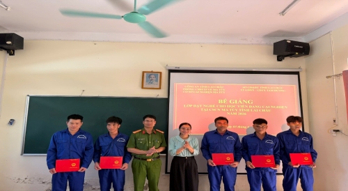 Lãnh đạo phòng PC04, Trung tâm GDNN - GDTX Tam Đường trao chứng chỉ cho các học viên tiêu biểu