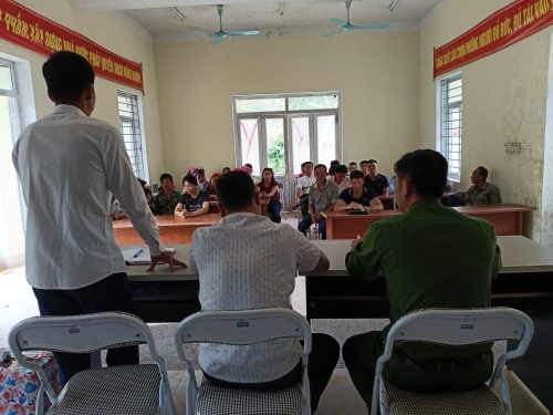 Công an xã Mù Cả tuyên truyền, phổ biến pháp luật về phòng, chống đánh bạc, cá độ bóng đá cho Nhân dân trên địa bàn.