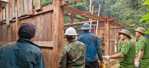 Công an xã Mù Cả phối hợp chính quyền địa phương khảo sát khu vực bị ảnh hưởng do mưa lũ, sạt lở, vận động Nhân dân di dời đến nơi an toàn.