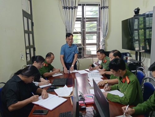 Đồng chí Lý Công Hòa - Phó Bí thư Thường trực Đảng ủy xã Mù Cả, Trưởng đoàn kiểm tra phát biểu kết luận buổi làm việc với Chi bộ Công an xã Mù Cả.