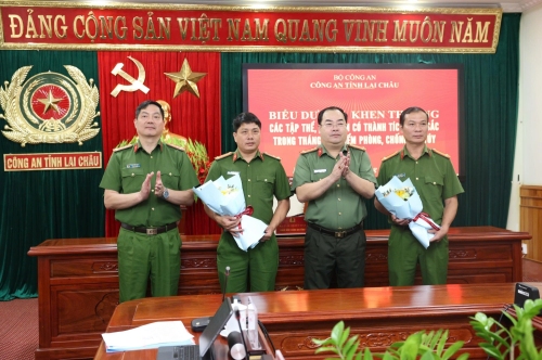 Đại tá Bùi Quyết Toán - Giám đốc Công an tỉnh và Đại tá Phạm Hải Đăng – Phó Giám đốc Công an tỉnh biểu dương các tập thể trong đấu tranh Chuyên án
