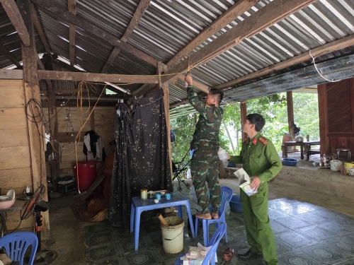 Mù Cả ra quân hỗ trợ lắp đặt lưới điện cho 53 hộ dân