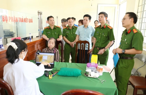 Đại tá Lê Anh Hưng - Phó Giám đốc Công an tỉnh trực tiếp xuống cơ sở kiểm tra công tác triển khai thu nhận mẫu sinh phẩm AND thân nhân liệt sĩ