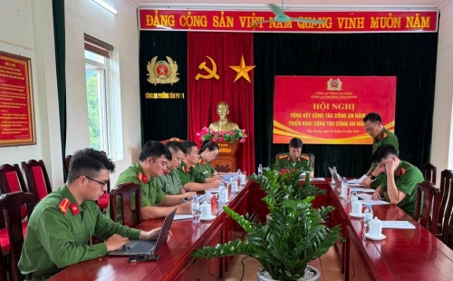 Đồng chí Đại tá Lê Anh Hưng làm việc với Công an các phường, xã về công tác làm sạch dữ liệu dân cư và làm sạch dữ liệu đất đai