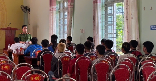 Công an xã Mường Khoa tuyên truyền, giáo dục thanh thiếu niên có bố mẹ đi làm ăn xa