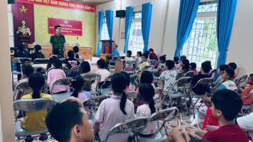 Công an xã Tân Uyên đẩy mạnh tuyên truyền pháp luật cho thanh thiếu nhi trong dịp sinh hoạt hè.