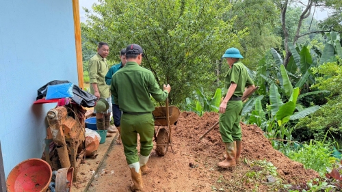 Công an xã Pắc Ta chung tay hỗ trợ người dân khắc phục hậu quả sạt lở do mưa lớn