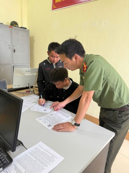 Công an xã Dào San hướng dẫn, đồng hành cùng Nhân dân trong thực hiện các quy định về xuất cảnh.