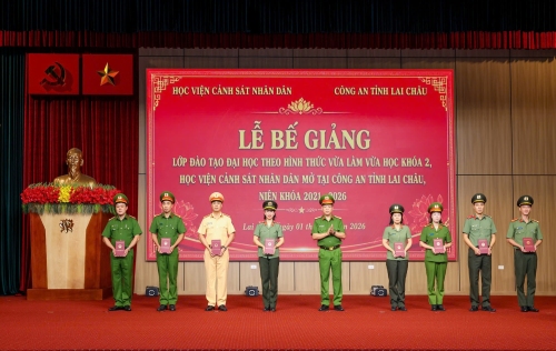 Đại tá, PGS.TS. Nguyễn Đăng Sáu - Phó Giám đốc Học viện Cảnh sát nhân dân trao Bằng tốt nghiệp cho các học viên.