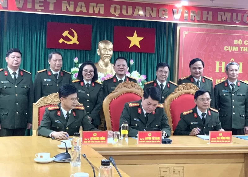 Đại diện các đơn vị trong Cụm thi đua số II ký giao ước thi đua
