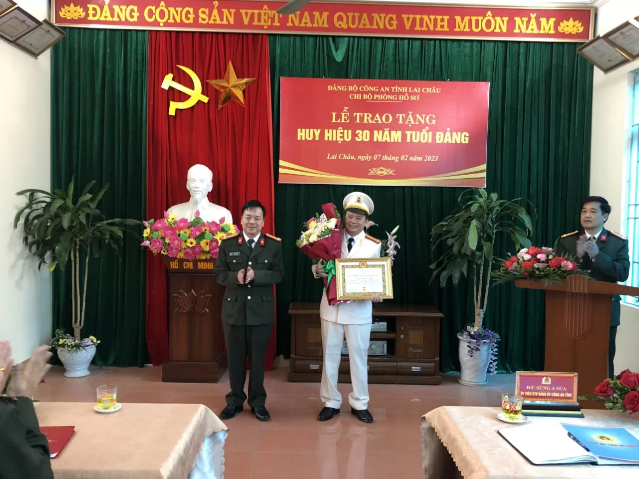 LỄ TRAO TẶNG HUY HIỆU ĐẢNG