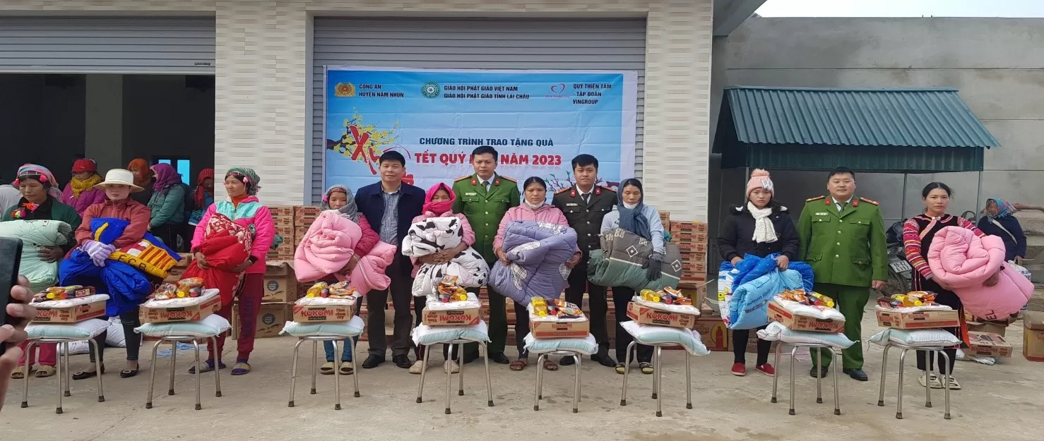 Trao quà tại xã Hua bum huyện Nậm Nhùn