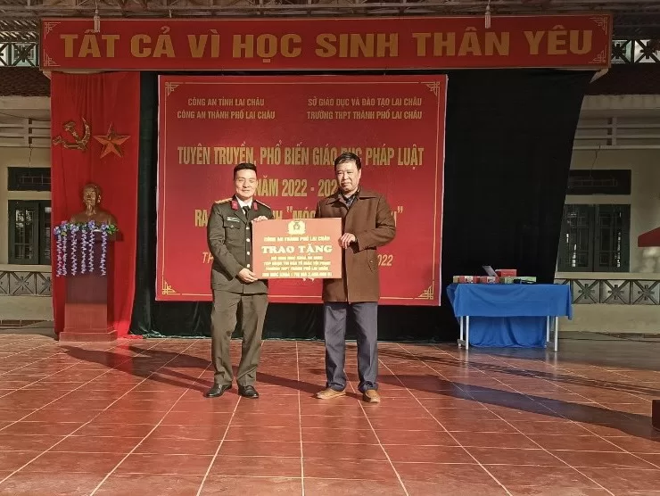 Công an thành phố Lai Châu đẩy mạnh công tác nhân rộng mô hình “Móc khóa an ninh tiếp nhận tin báo, tố giác tội phạm