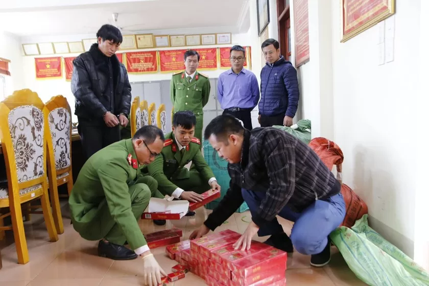 Bắt quả tang đối tượng vận chuyển hơn 2.000 bao thuốc lá nhập lậu