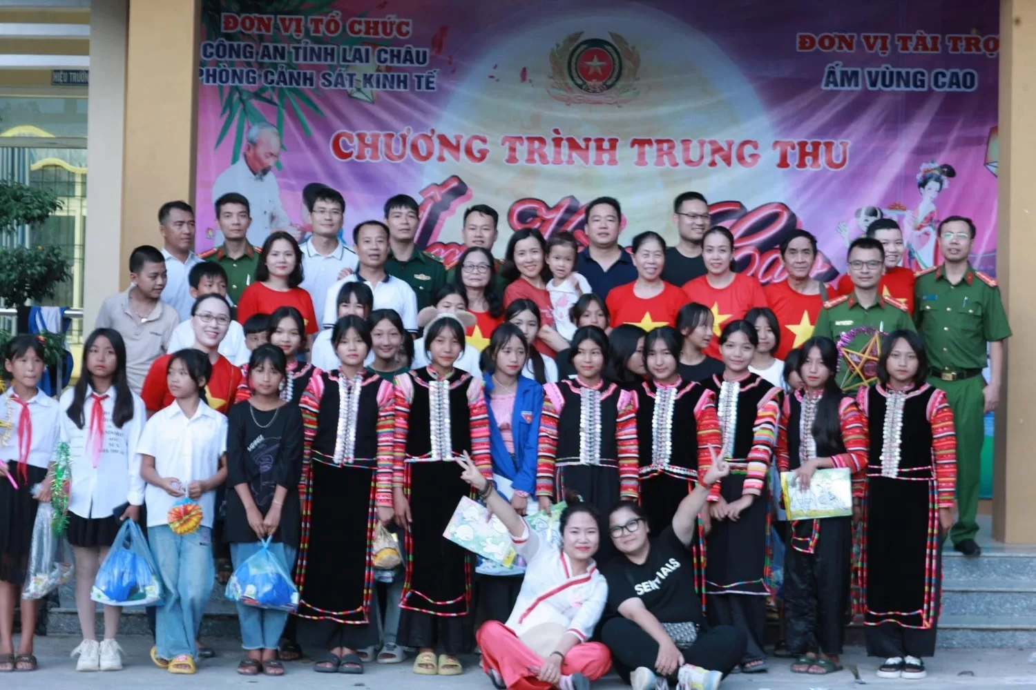 Doan tu thien chup anh voi giao vien va cac em hoc sinh