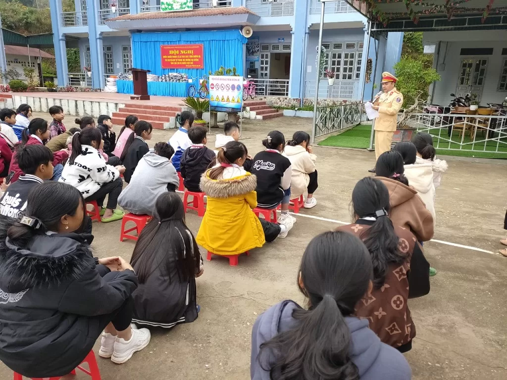 Thiếu tá Nguyễn Ngọc Tuân – Đội trưởng Đội CSGT trật tự Công an huyện Tam Đường đang tuyên truyền, phổ biến và hướng dẫn Luật GTĐB tới các thầy, cô giáo và các em học sinh.