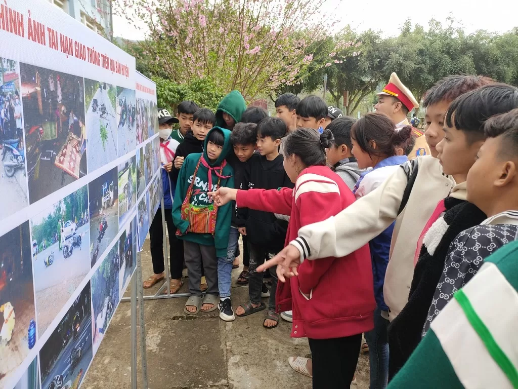 Giao lưu, trả lời kiến thức về an toàn giao thông giữa cán bộ, chiến sỹ Đội CSGT trật tự Công an huyện Tam Đường với học sinh.