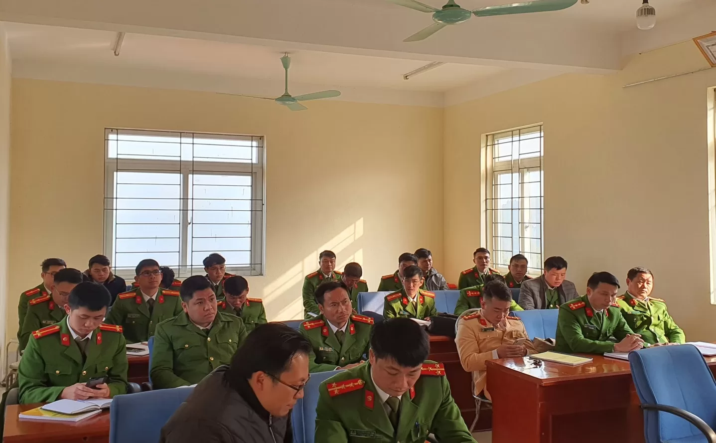 Toàn cảnh Hội nghị tập huấn lớp thứ nhất về công tác cải cách hành chính và dịch vụ công trực tuyến năm 2023 tại hội trường Công an xã Dào San.