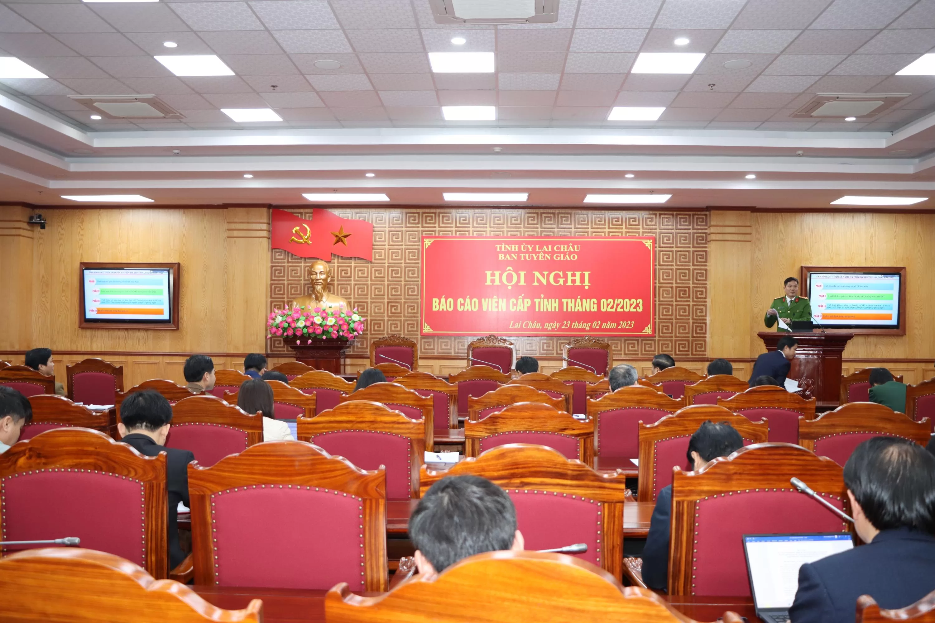 Đại tá Phạm hải Đăng - Phó giám đốc Công an tỉnh báo cáo chuyên đề Tình hình ANTT thế giới, trong nước và trên địa bàn tỉnh Lai Châu năm 2022 và thực trạng, giải pháp phòng ngừa tội phạm giết người trên địa bàn tỉnh