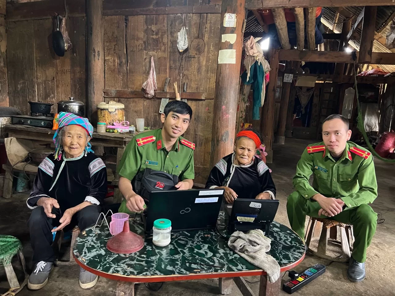 Công an TP Lai Châu đến nơi cư trú cấp CCCD cho người già yếu