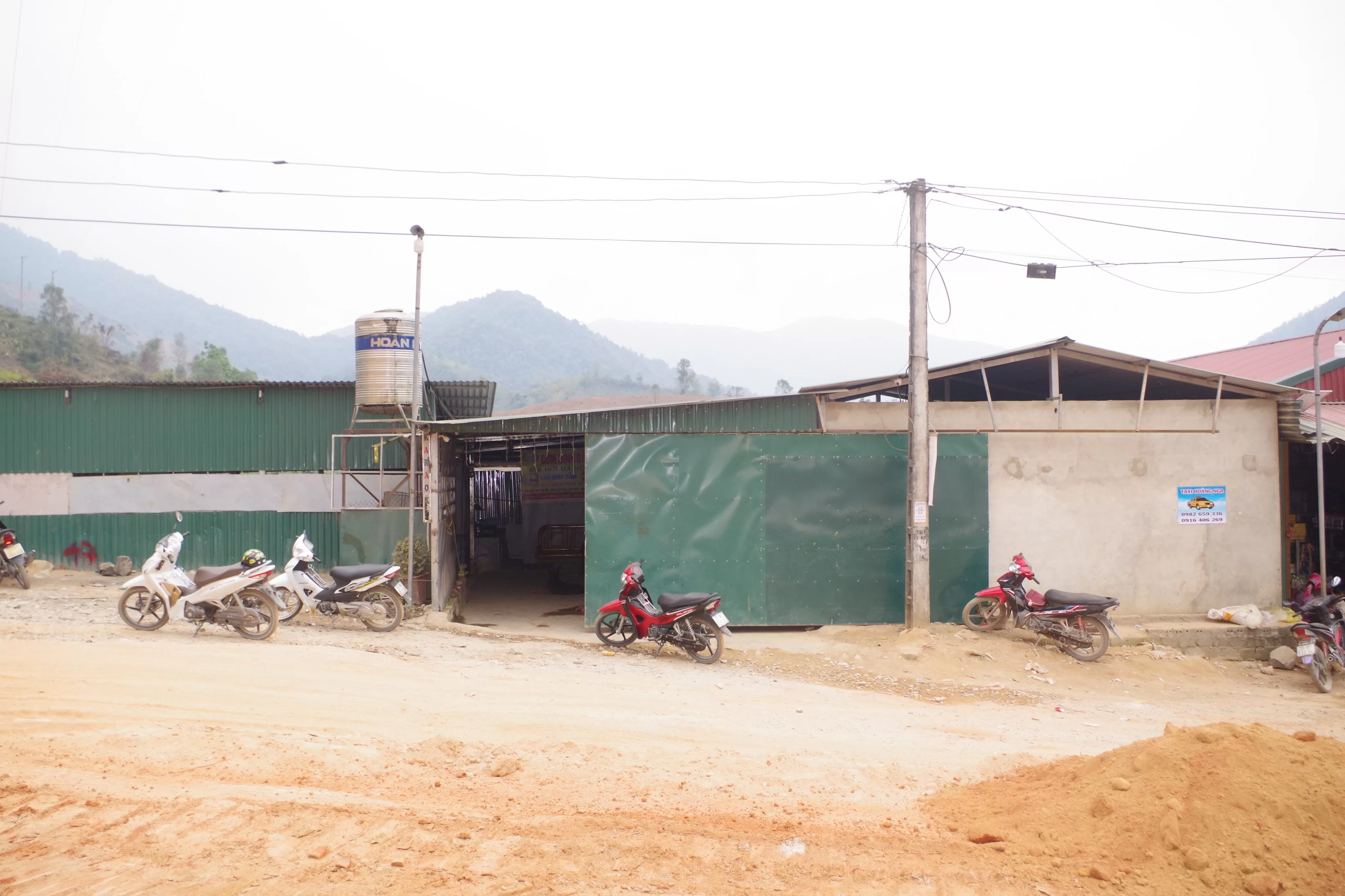 Bên ngoài quán cafe, karaoke Ban Huyên