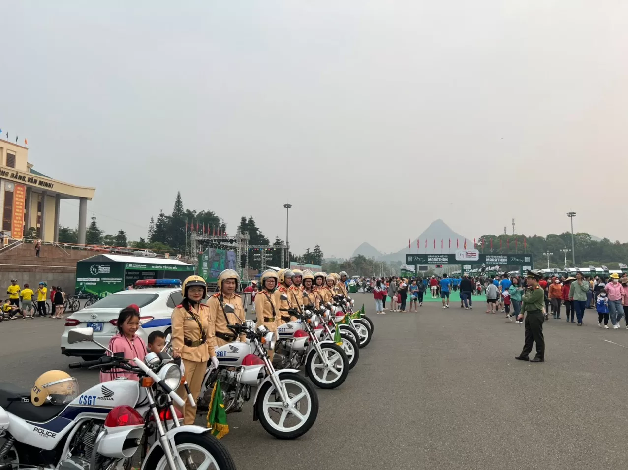Hình ảnh đoàn xe chỉ huy, hướng dẫn giao thông.